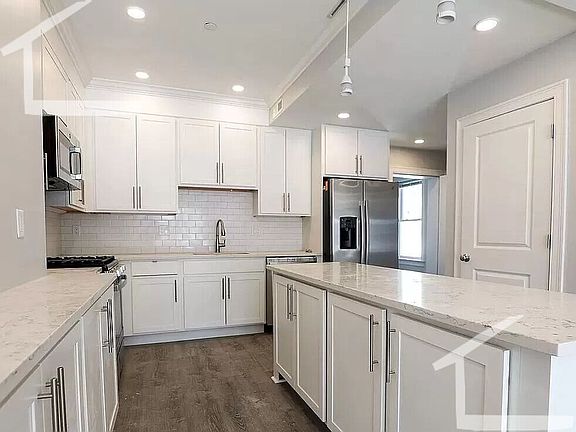5th image of 136 Kenrick St #2