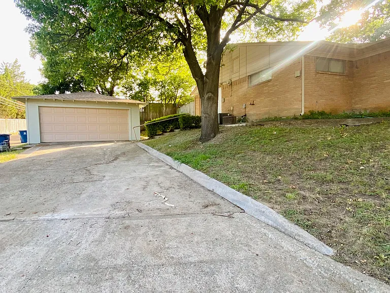7404 Walling Ln — Photo 19