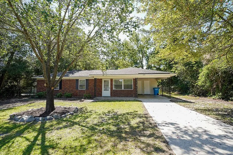3 bed, 1.0 bath, 989 sqft, $1,650 — Photo 2