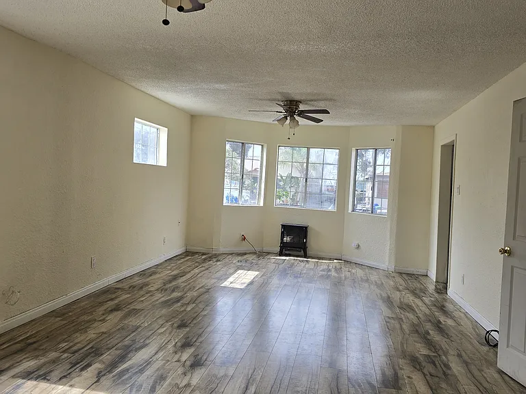 3226 Newton Ave — Photo 2