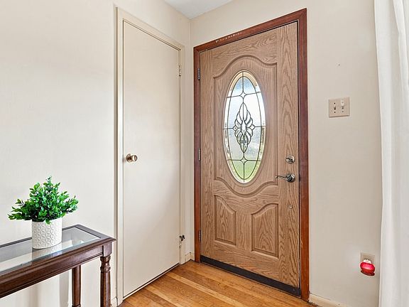 3rd image of 105 Louis Ct