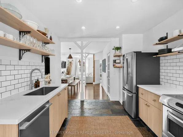 14 Manitoba St, Toronto, ON M8Y 1C7