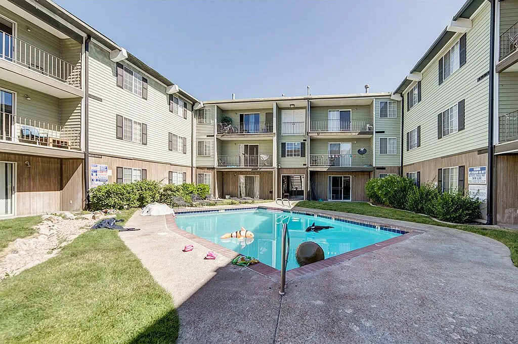4 bed, $465 — Photo 1
