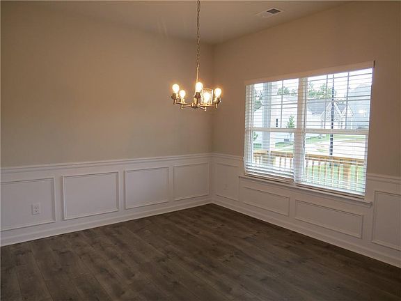 3rd image of 195 Highwood Dr