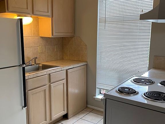 2nd image of 105 E 38th St Unit 301
