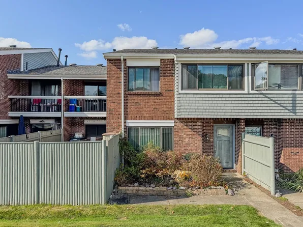 21 Meadowood Dr Unit 21, Stoughton, MA 02072