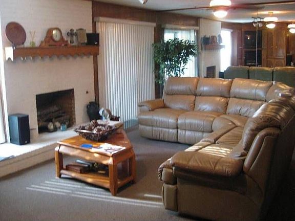 Living room w/fireplace