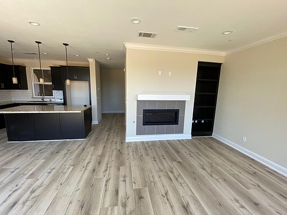 Kitchen, dining and leaving areas - Gas fireplace - Media console
