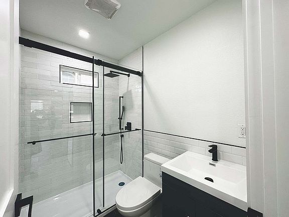 5th image of 670 N 4th St APT 4