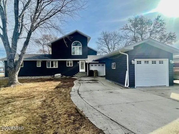 1392 S Lake Dr, Watertown, SD 57201