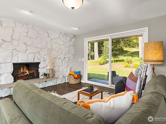 4th image of 10121 Crescent Valley Drive NW