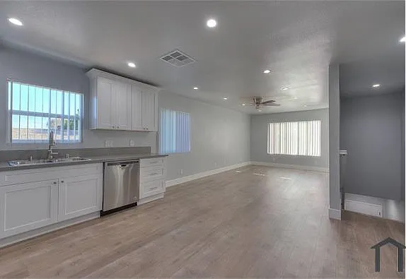 4286 S Hobart Blvd — Photo 6