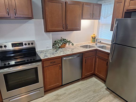 Eat-in kitchen