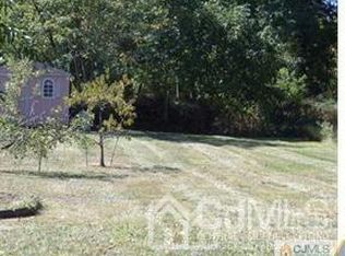 9 Stillwell Rd, Kendall Park, NJ 08824