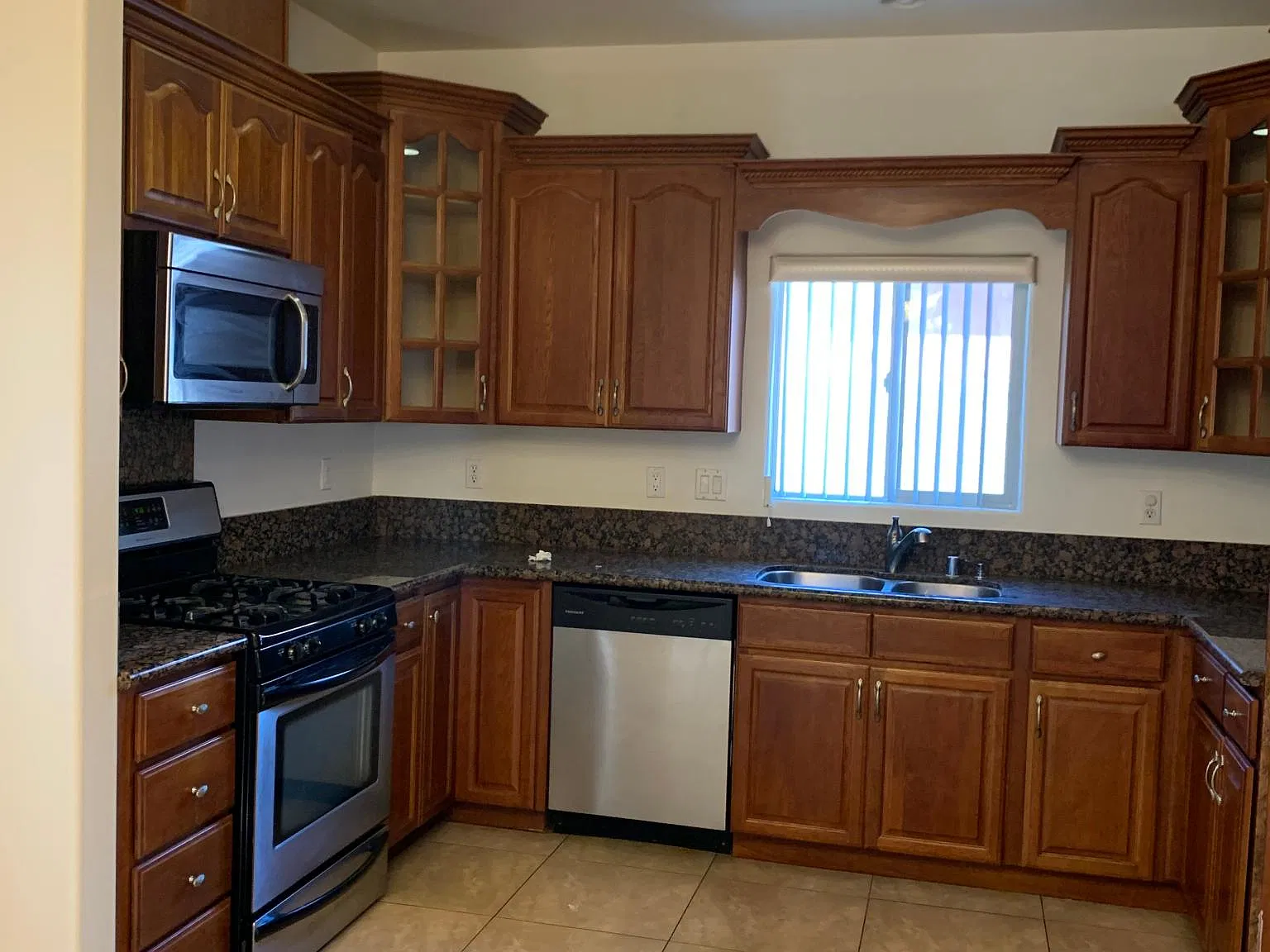 4 bed, 1764 sqft, $4,500 — Photo 2