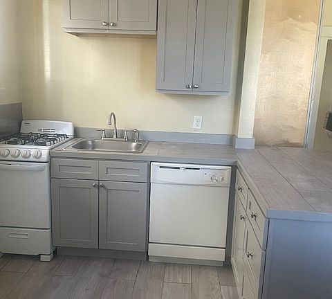2nd image of 2502 Pine St APT B