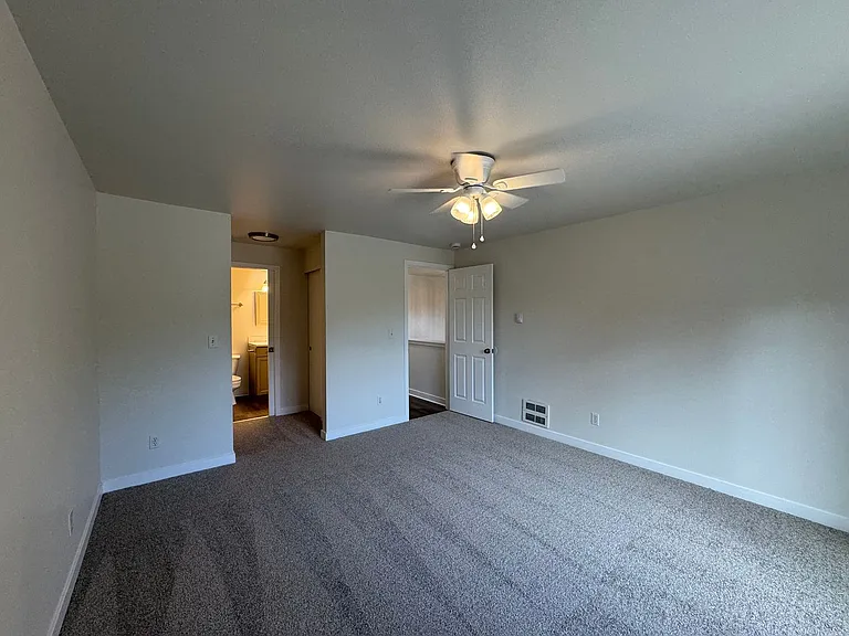 Johnson 943-945 — Photo 13