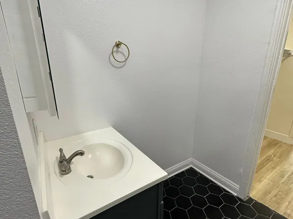 Modern & Stylish 2-Bedroom Apartment... Great Location!, 750 S Mariposa Ave #404, Los Angeles, CA 90005