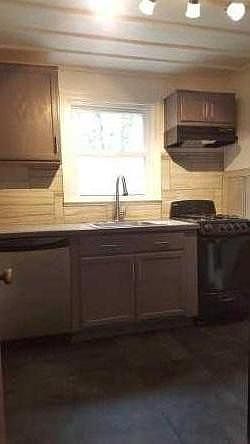 Hood above stove, dishwasher included