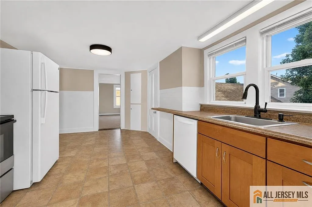 2 bed, 1.0 bath, 2380 sqft, $1,900 — Photo 3