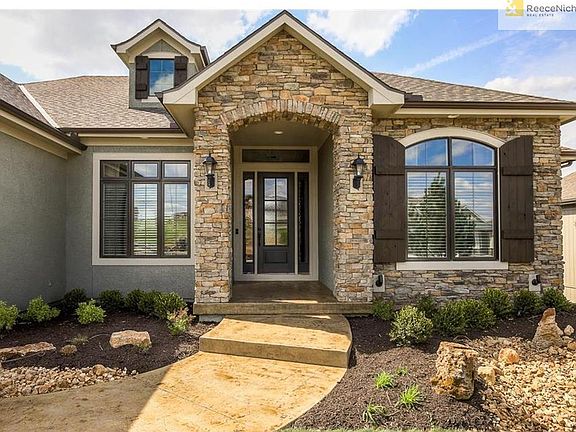 C&M Builders' Wonderful Reverse Plan - THE PINEBROOK (Please note: these images are from a different PINEBROOK MODEL HOME)