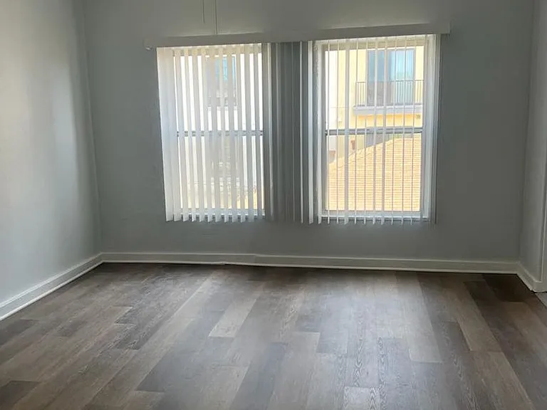 209 W Elk Ave — Photo 12