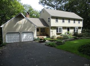 5 Country Squire Ln, Sandy Hook, CT 06482