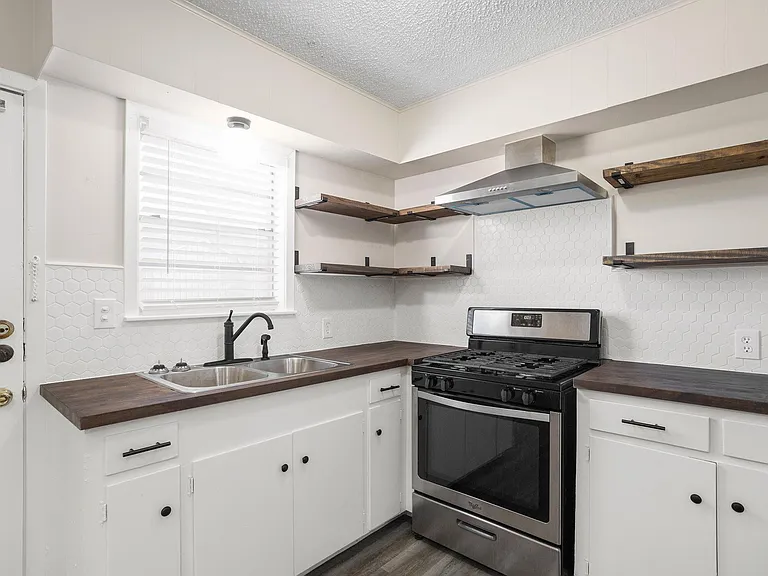 118 Johnson St #B — Photo 6