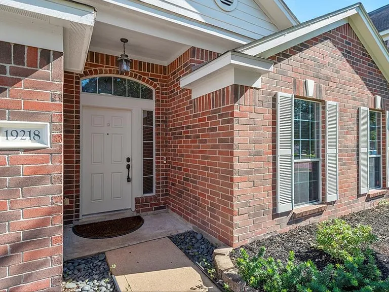 19218 Dawntreader Dr — Photo 2