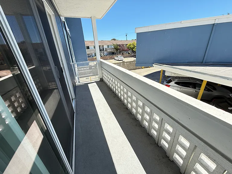 Otis Terrace Apartments — Photo 20