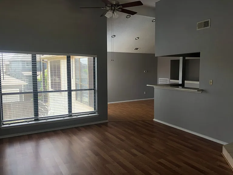 1002 Alameda Dr — Photo 3