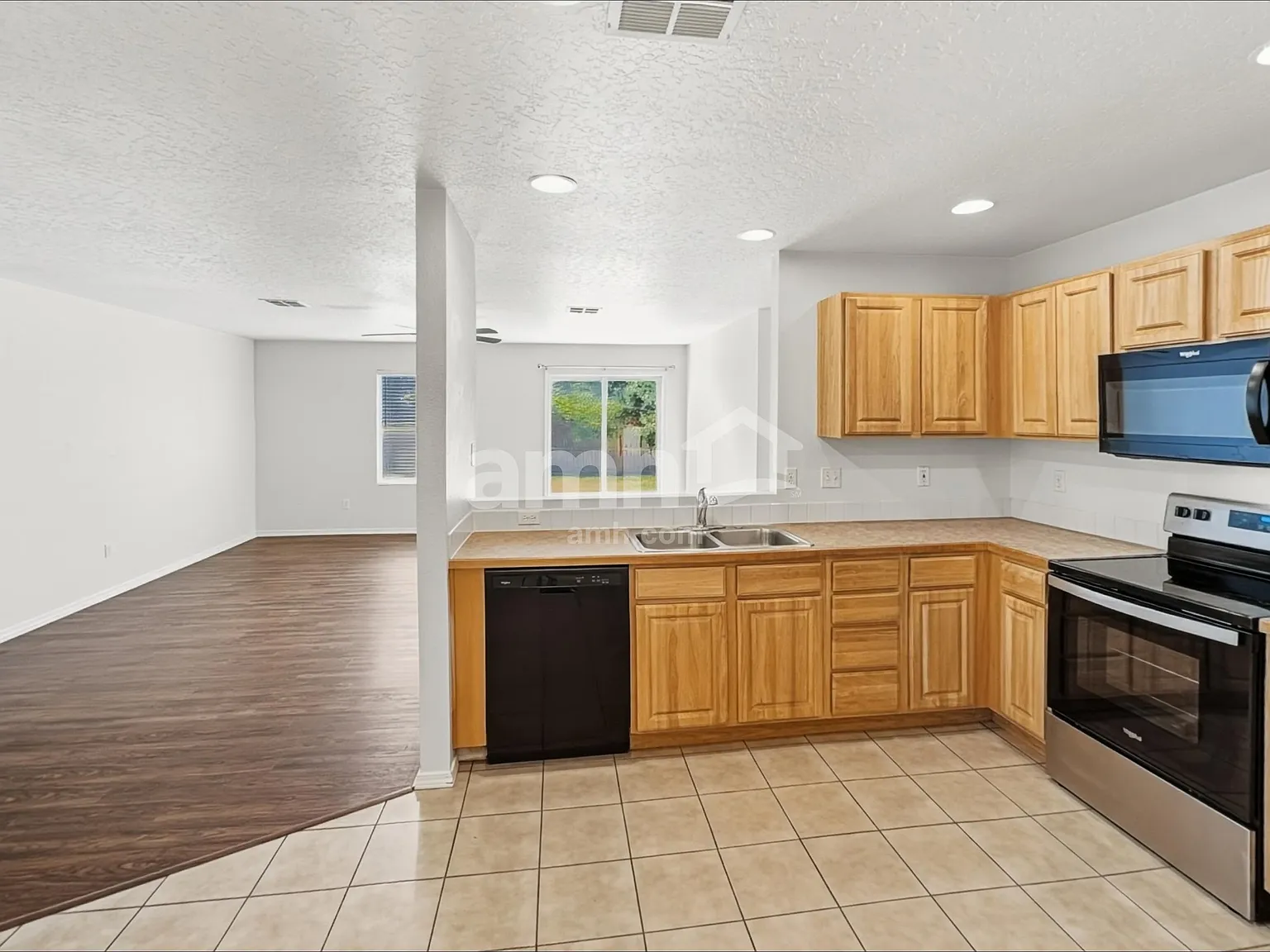 3 bed, 2.0 bath, 1216 sqft, $2,160 — Photo 4