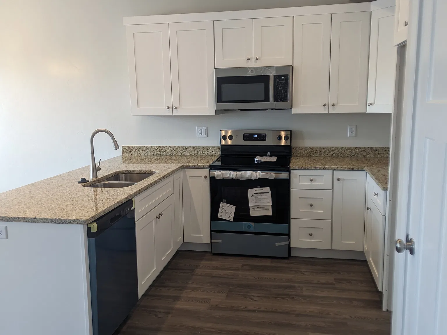 3 bed, 2.5 bath, 1395 sqft, $1,800 — Photo 3