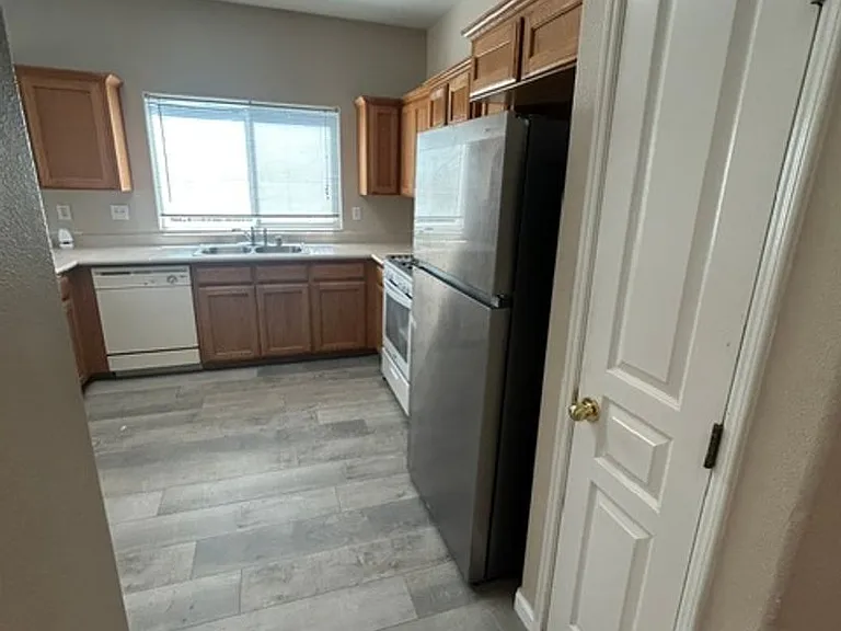 814 W James Ct — Photo 5