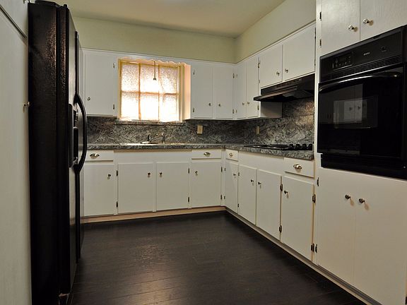 3rd image of 2223 Fairfax Dr