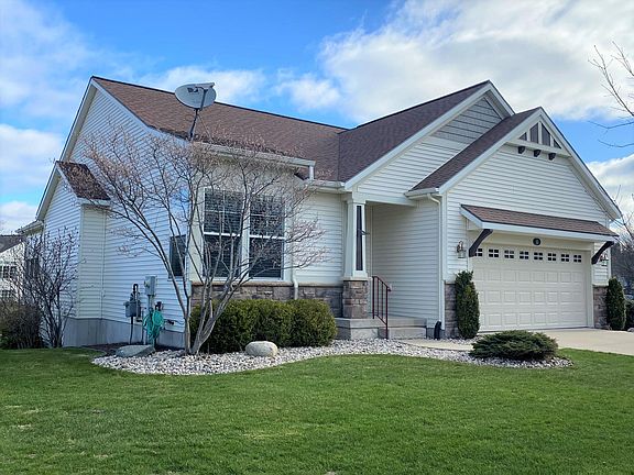3rd image of 10 Watershore Dr