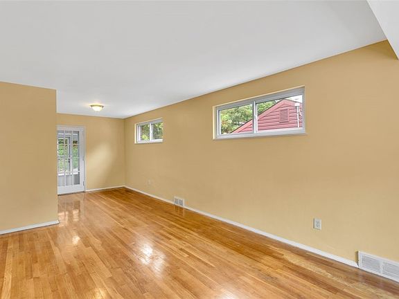 3rd image of 410 Elwood Dr