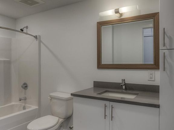 5th image of 417 Howard St #313