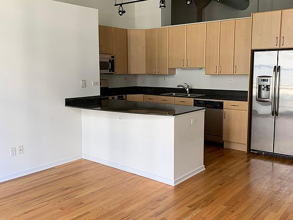 4th image of 900 N Kingsbury St APT 917