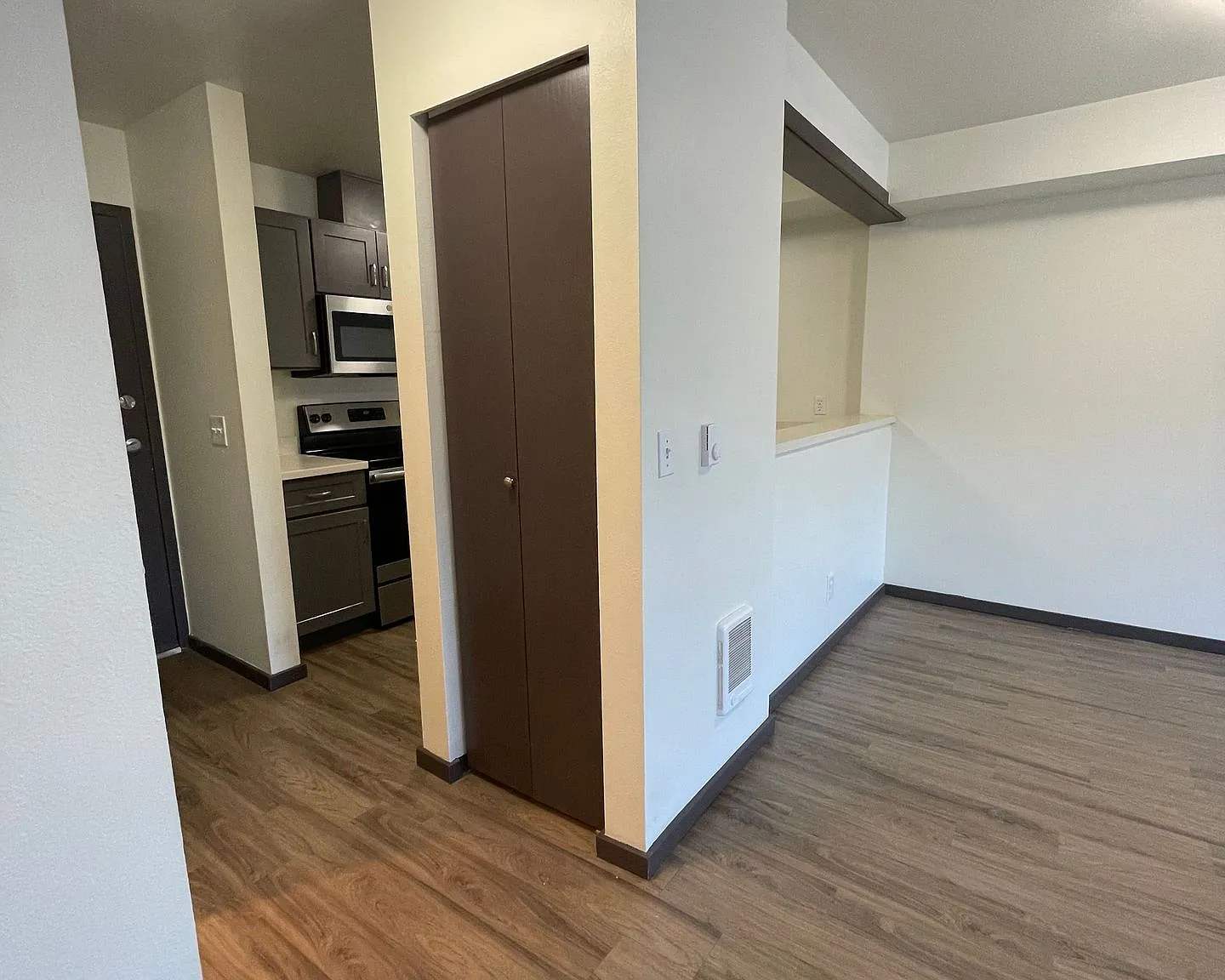 6040 Cali - Spacious 1 & 2 Units | Washer/Dryer | Private Balcony | Lots on Natural Light — Photo 3
