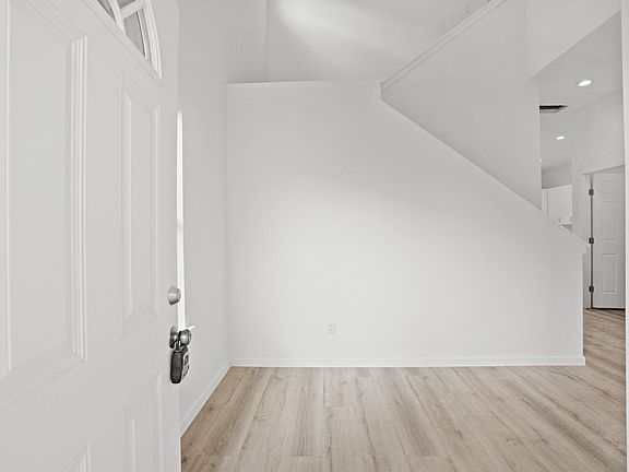 3rd image of 13902 Leabrandon Ln