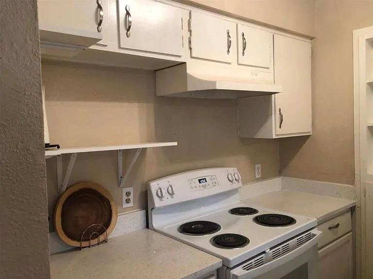 216 W G St — Photo 8