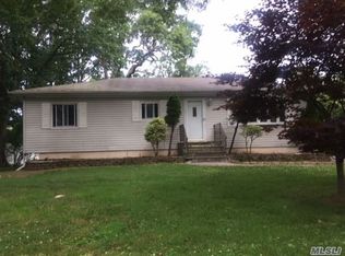 1094 Reilly St, Bay Shore, NY 11706