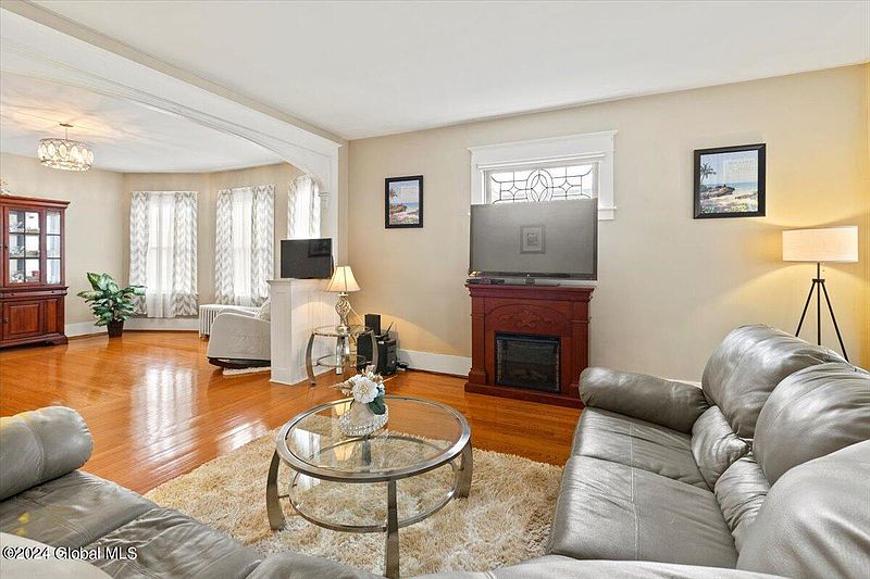 2nd image of 826 Michigan Avenue