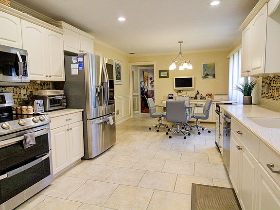 5th image of 92 Stonehurst Ln