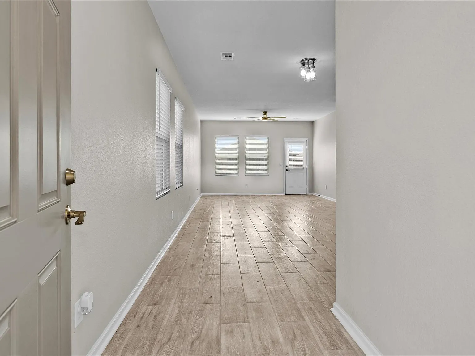3 bed, 2.0 bath, 1434 sqft, $2,000 — Photo 4