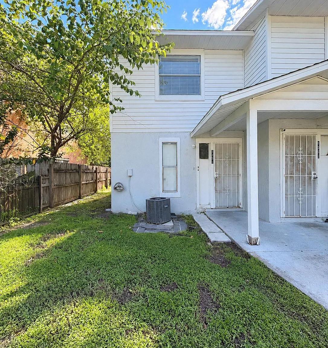 2 bed, 1.5 bath, 1064 sqft, $1,275 — Photo 1