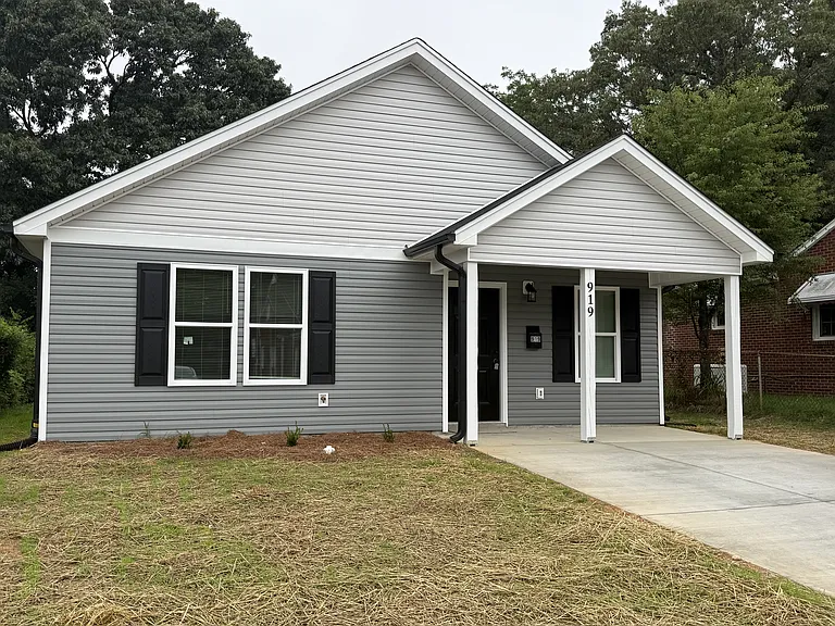 919 Roosevelt St — Photo 1