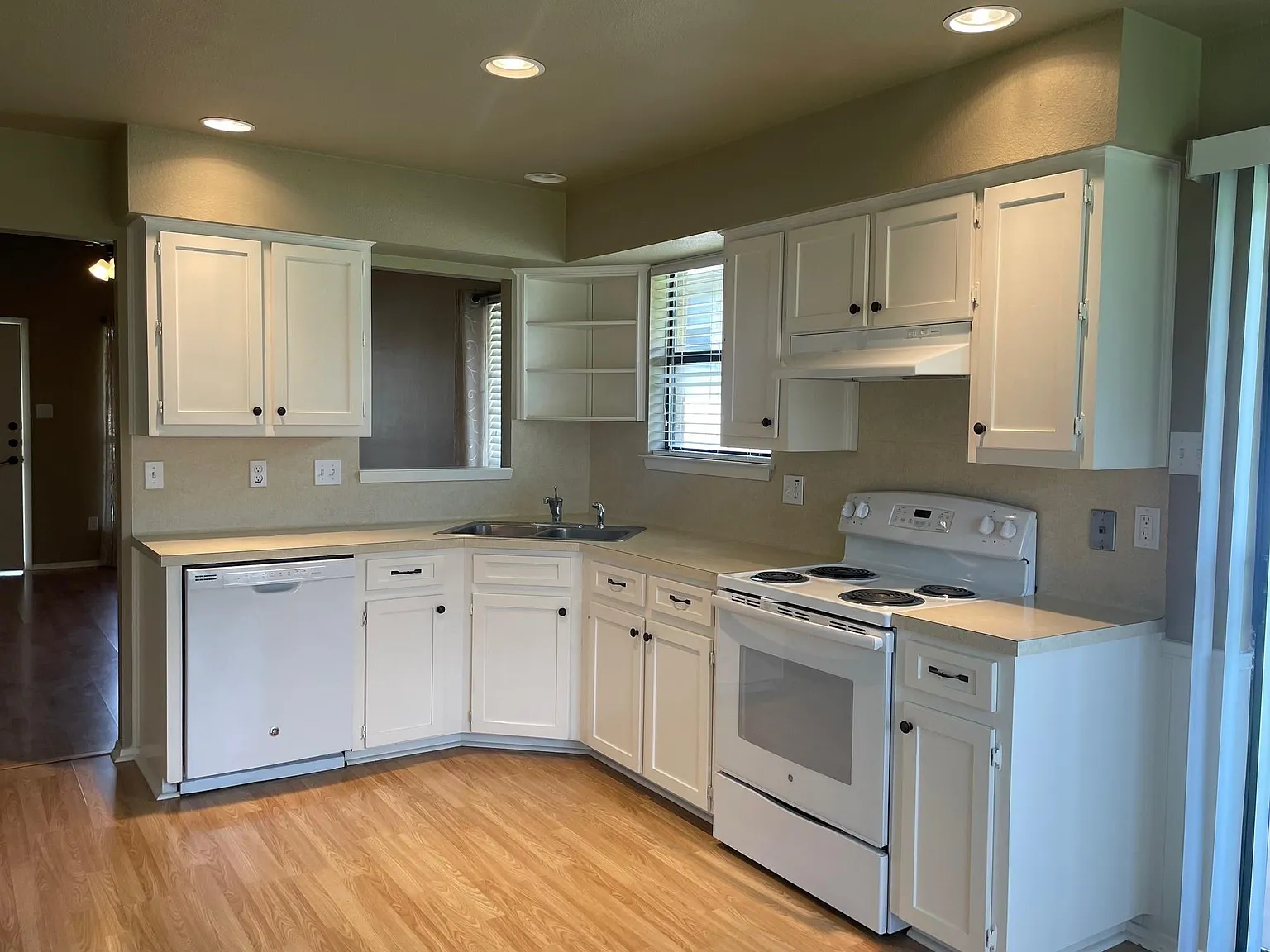 2 bed, 1.0 bath, 1988 sqft, $1,600 — Photo 3