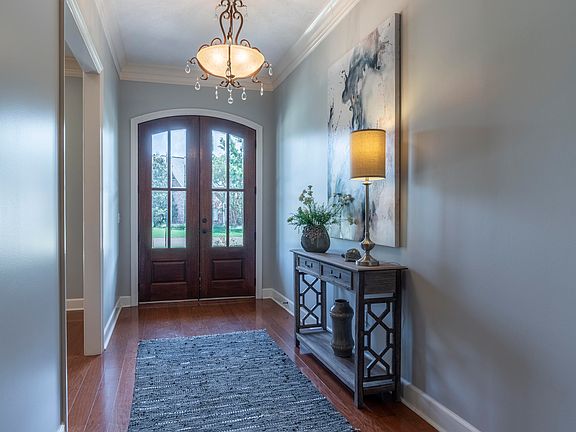 2nd image of 33 Lakes Blvd
